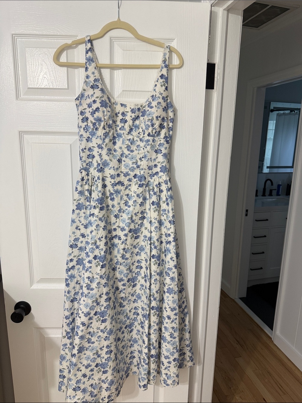 Abercrombie & Fitch Blue and White Floral Scoop Maxi Dress - Picture 6 of 6
